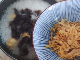 紫菜虾皮汤,加入虾皮