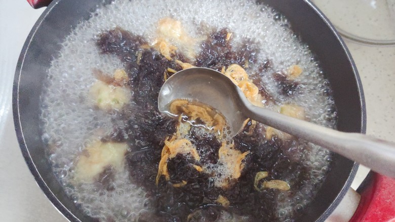 紫菜虾皮汤,稍稍搅拌一下