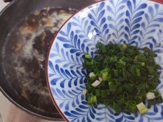 紫菜虾皮汤,加入小葱