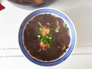 紫菜虾皮汤,装碗