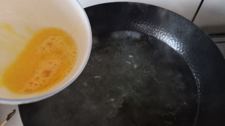紫菜虾皮汤,水开之后将鸡蛋打散锅中轻轻搅一下。