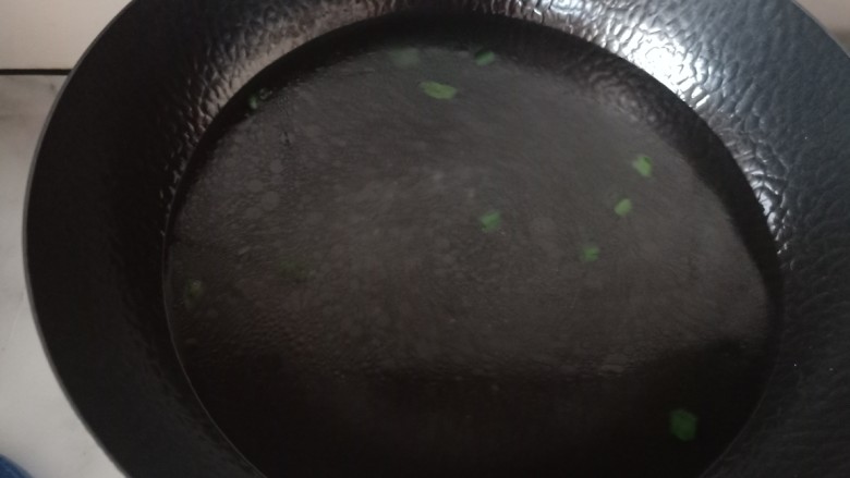 紫菜虾皮汤,加入一些水。我喜欢直接加入开水，这样的话做起来比较省时
水开之后，把紫菜菜倒入锅中。