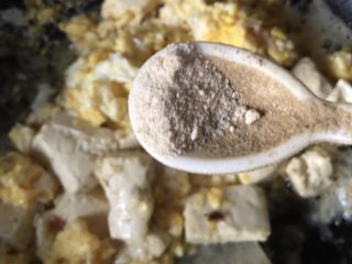 豆腐炒鸡蛋,放蒜粉
