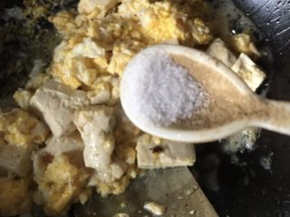豆腐炒鸡蛋,放盐