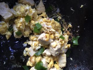 豆腐炒鸡蛋,放葱花