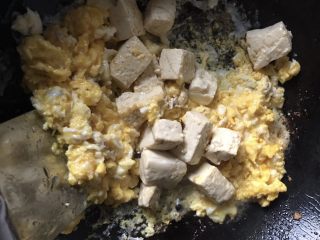 豆腐炒鸡蛋,放豆腐