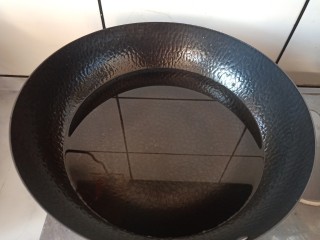 红烧鹌鹑蛋,锅中加入适量的水。