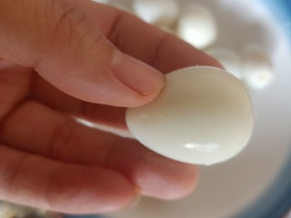 红烧鹌鹑蛋,将所有的鹌鹑蛋都剥完皮备用