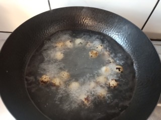 红烧鹌鹑蛋,水开之后煮五分钟就行，鹌鹑蛋个小很容易熟的。