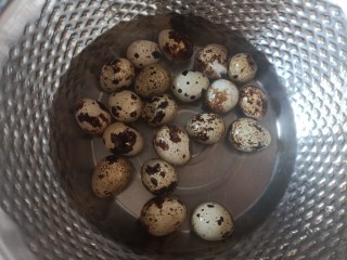 红烧鹌鹑蛋,煮熟后的鹌鹑蛋取出来冷水泡一下。泡过的鹌鹑蛋比较容易剥