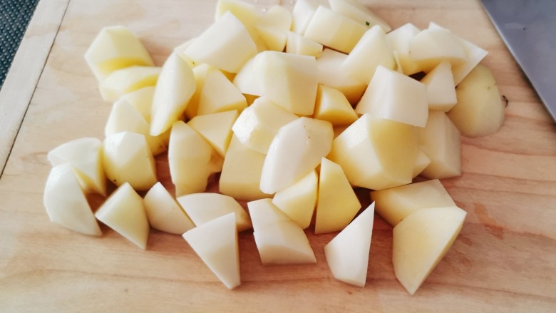 鹌鹑蛋焖土豆,切块