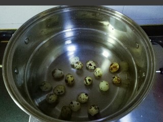红烧鹌鹑蛋,锅中放适量水，放入鹌鹑蛋，一边煮一边搅拌，水热后煮二分钟