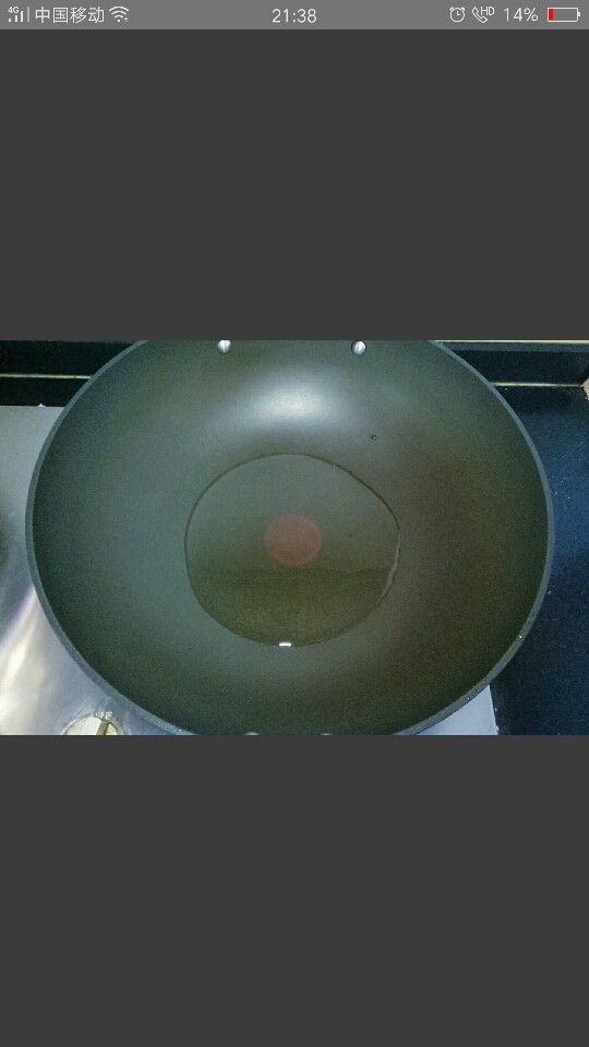 红烧鹌鹑蛋,锅中倒适量油烧热