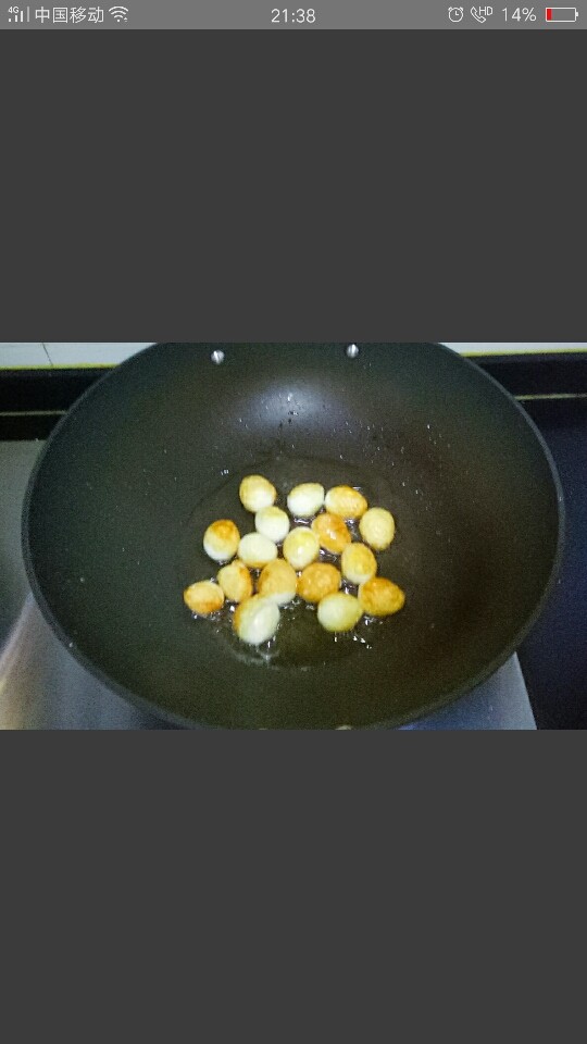 红烧鹌鹑蛋,小火煎至表面金黄