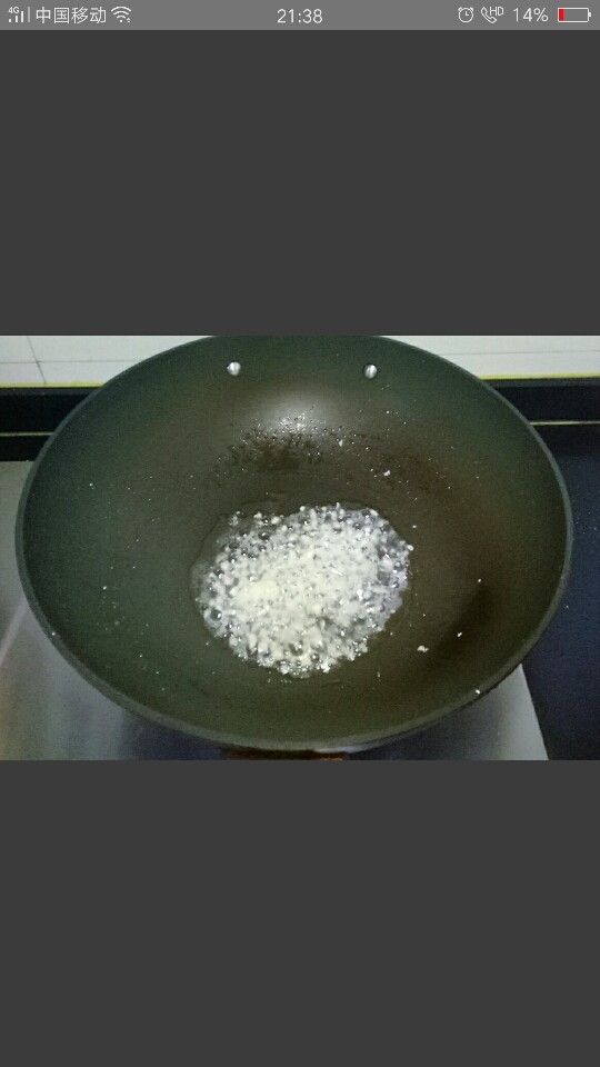 红烧鹌鹑蛋,锅中的底油烧热，放入蒜末爆香