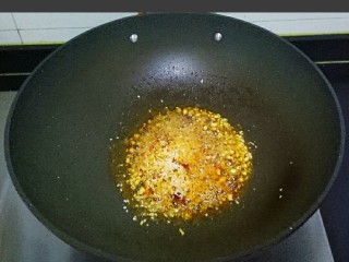 红烧鹌鹑蛋,放入豆瓣酱小火炒香，放入适量白芝麻