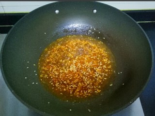 红烧鹌鹑蛋,翻炒至冒泡出香味，加入生抽1勺，加入小碗中水搅拌均匀