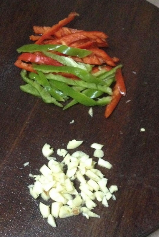 麻辣牛肚,准备小米椒，绿尖椒，葱姜蒜。