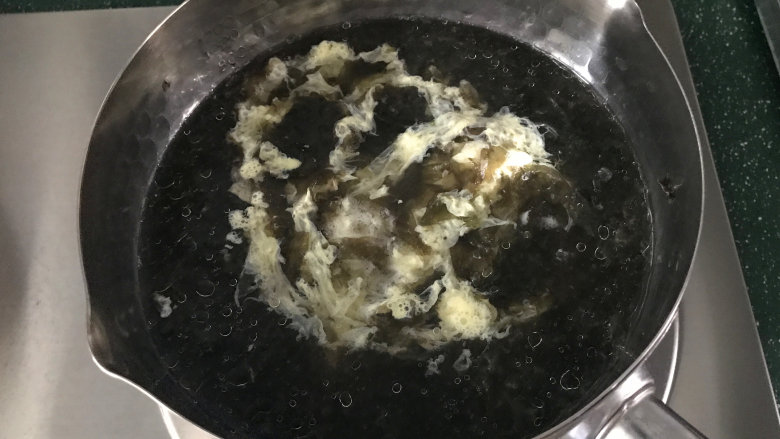 紫菜虾皮汤,继续小火，不用铲动，待蛋液凝固