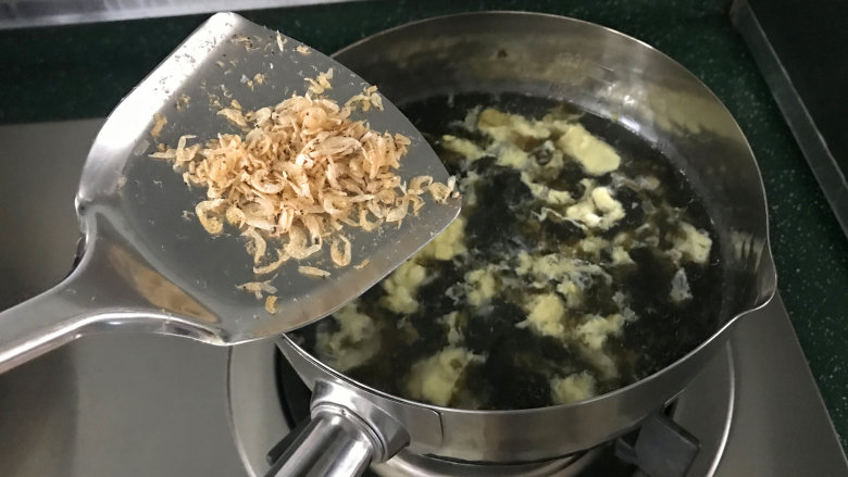 紫菜虾皮汤,用筷子把蛋液拨散，再放入1勺刚刚炒好的小虾皮