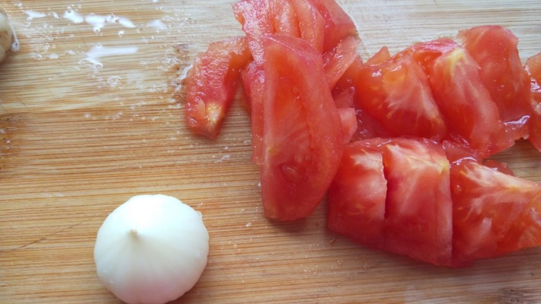 番茄炒丝瓜,切成小块，大蒜拍扁剁碎。