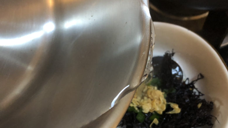紫菜虾皮汤,把开水直接倒在碗里