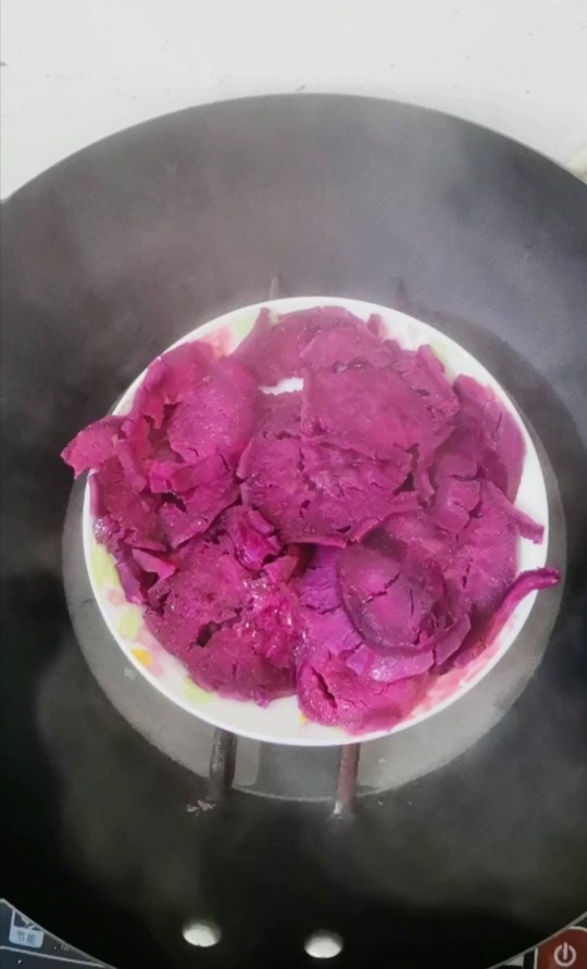 紫薯发面豆沙饼,蒸熟的紫薯