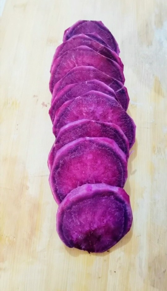 紫薯发面豆沙饼,用刀切片
