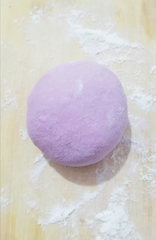 紫薯发面豆沙饼,加入豆沙馅包成包子