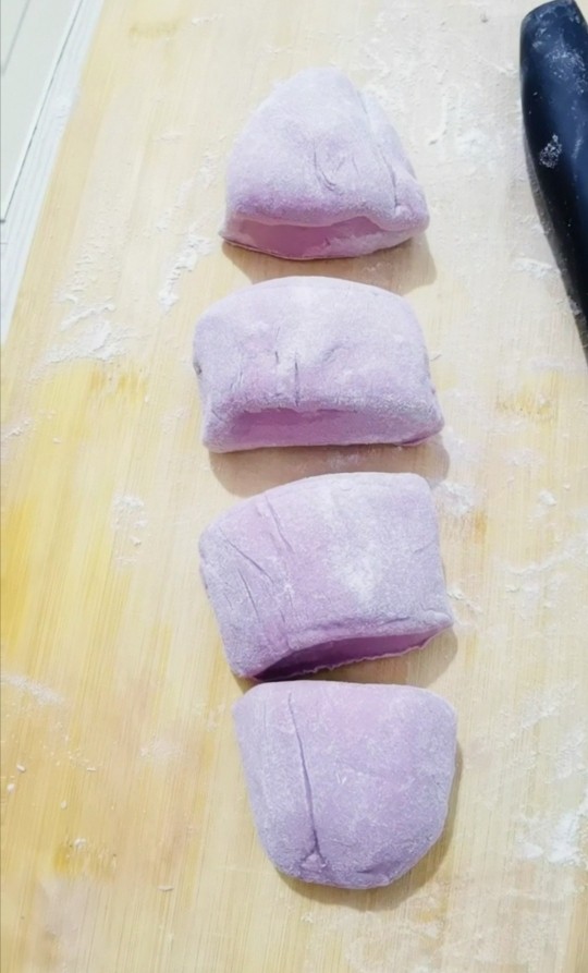 紫薯发面豆沙饼,均匀揪成大小剂子