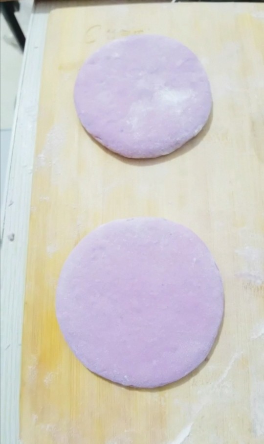 紫薯发面豆沙饼,擀成饼