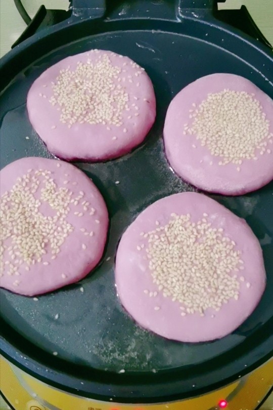 紫薯发面豆沙饼,饼锅放入食用油，加入紫薯豆沙饼