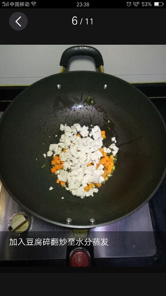 豆腐炒鸡蛋,加入豆腐碎翻炒1分钟