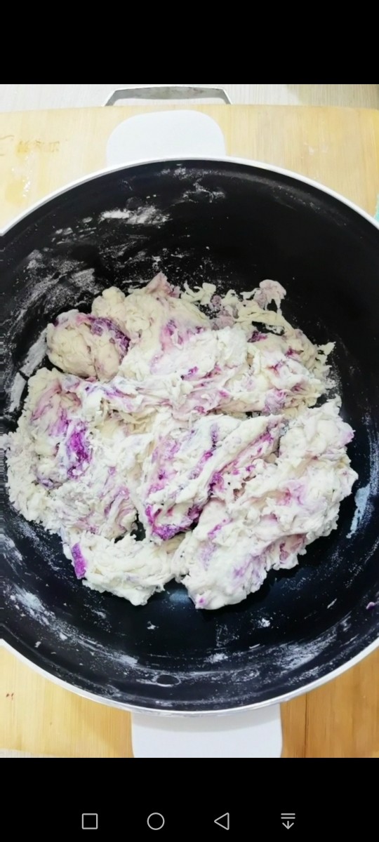紫薯发面豆沙饼,倒入酵母水，用筷子搅拌均匀