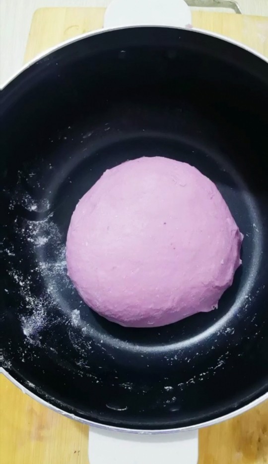 紫薯发面豆沙饼,揉成光滑面团