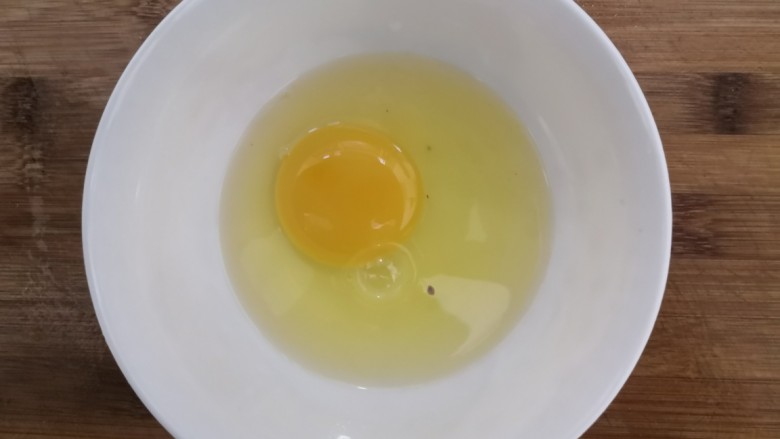 青椒炒皮蛋,鸡蛋，磕入碗中
