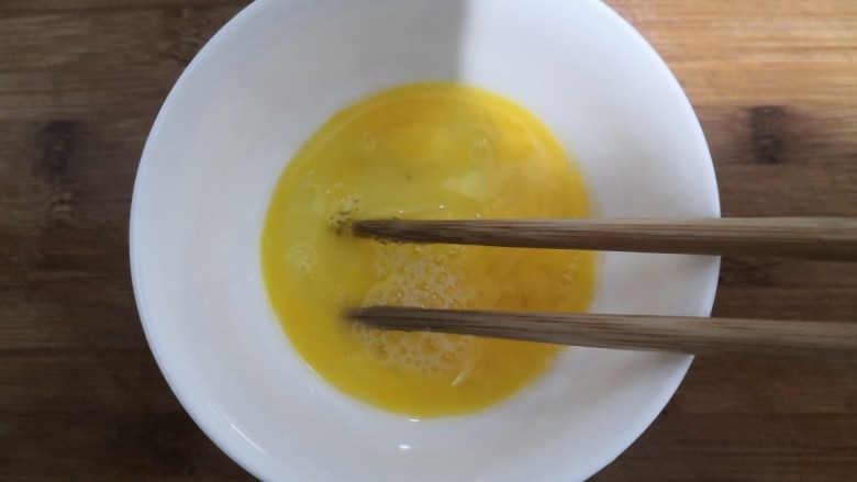 青椒炒皮蛋,用筷子，搅拌均匀，备用