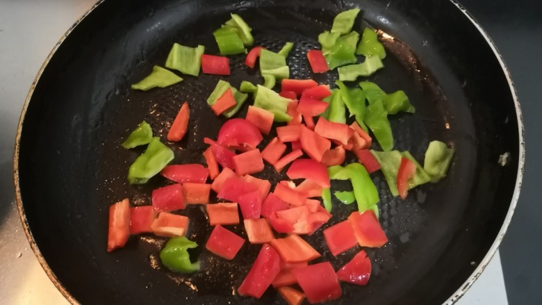 青椒炒皮蛋,锅留底油，放入青红椒
