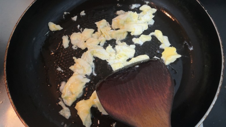 青椒炒皮蛋,鸡蛋液，底部凝固后，快速翻炒，成小块