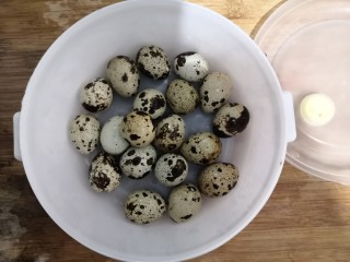 红烧鹌鹑蛋,过凉后，把鹌鹑蛋，放入一个，有盖的碗中