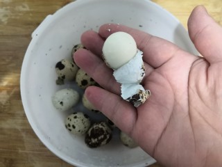 红烧鹌鹑蛋,摇好的鹌鹑蛋，非常好剥皮壳，整个的蛋壳一次就可以剥掉