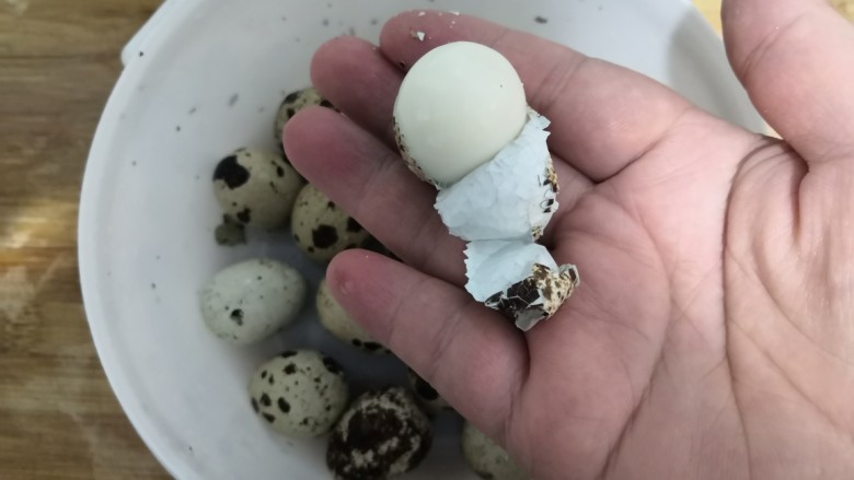 红烧鹌鹑蛋,摇好的鹌鹑蛋，非常好剥皮壳，整个的蛋壳一次就可以剥掉
