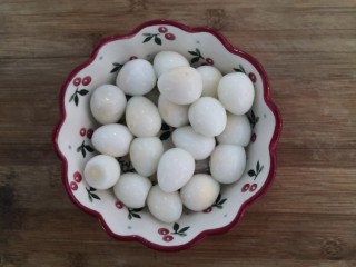 红烧鹌鹑蛋,剥好的鹌鹑蛋，清洗一边，沥干水份，放入碗中备用