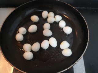 红烧鹌鹑蛋,放入鹌鹑蛋，（注意哟，没有沥干水份的鹌鹑蛋，煎的时候，油会乱爆，小心，这会很烫）
