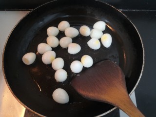 红烧鹌鹑蛋,把鹌鹑蛋，小火煎至，表面微微黄，不要太黄哦，做好会咬不动