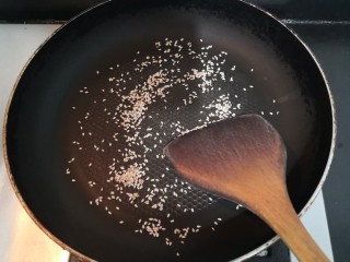 红烧鹌鹑蛋,小火烘炒至，芝麻断生，微黄