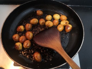 红烧鹌鹑蛋,用铲子，翻拌均匀后，大火收汁