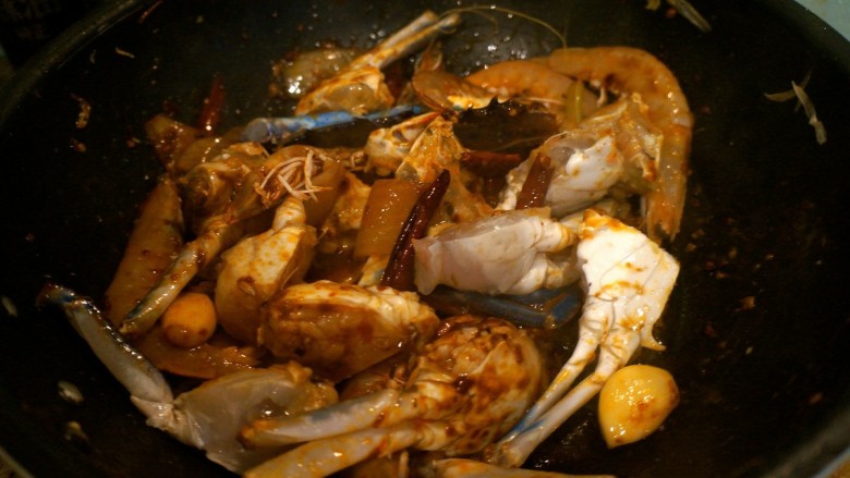干锅香辣蟹,放入螃蟹和虾，不断的翻炒，过程中如果太干可以加一点点水