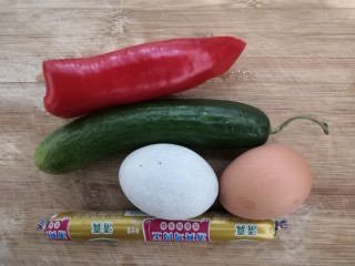 黄瓜皮蛋汤,先准备好食材，黄瓜，红椒，皮蛋，鸡蛋和香肠
