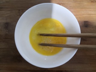 黄瓜皮蛋汤,用筷子，搅拌均匀，备用